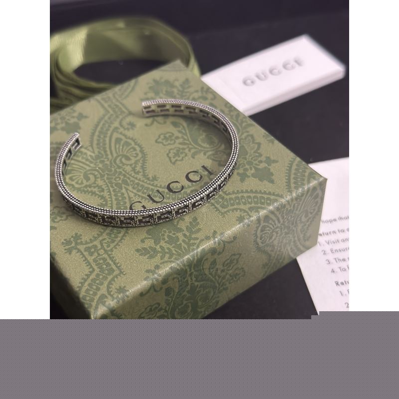 G*u*i bracelets